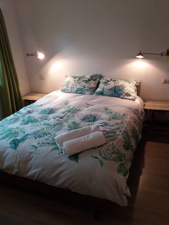 Dhomë gjumi unike, krevat pranveror me kuti suedeze.