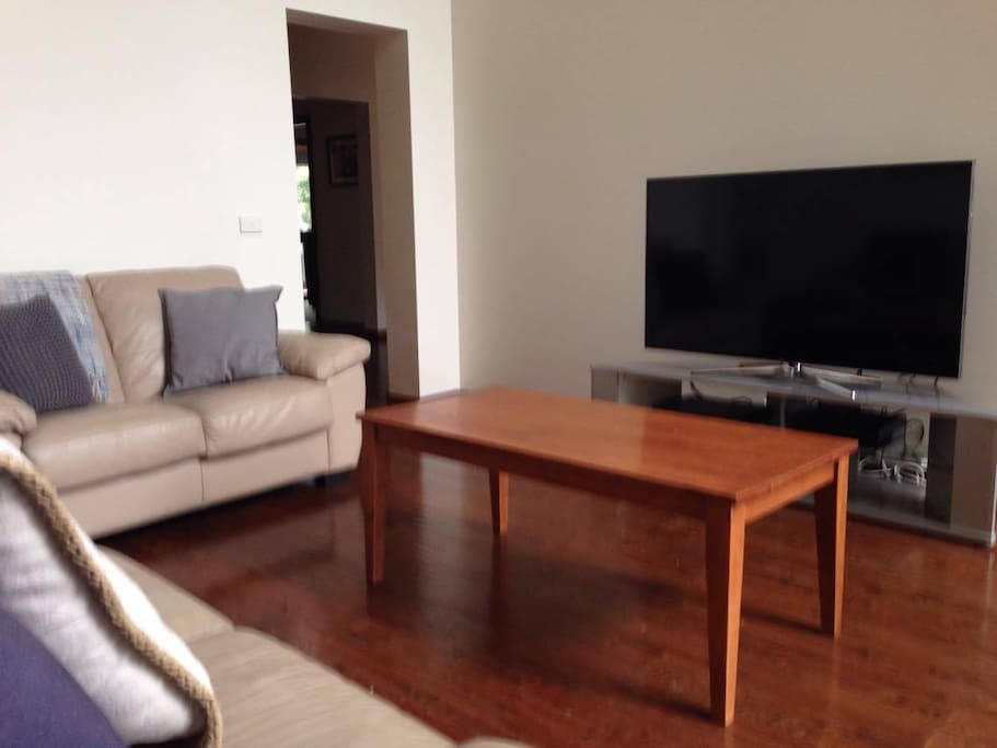 Rear living room w/ foxtel