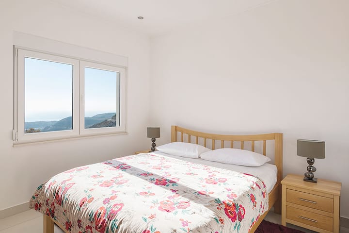 CHUMBA CHA KULALA CHA KIWANGO CHA JUU KILICHO NA KITANDA CHA UKUBWA WA KING NA MWONEKANO WA