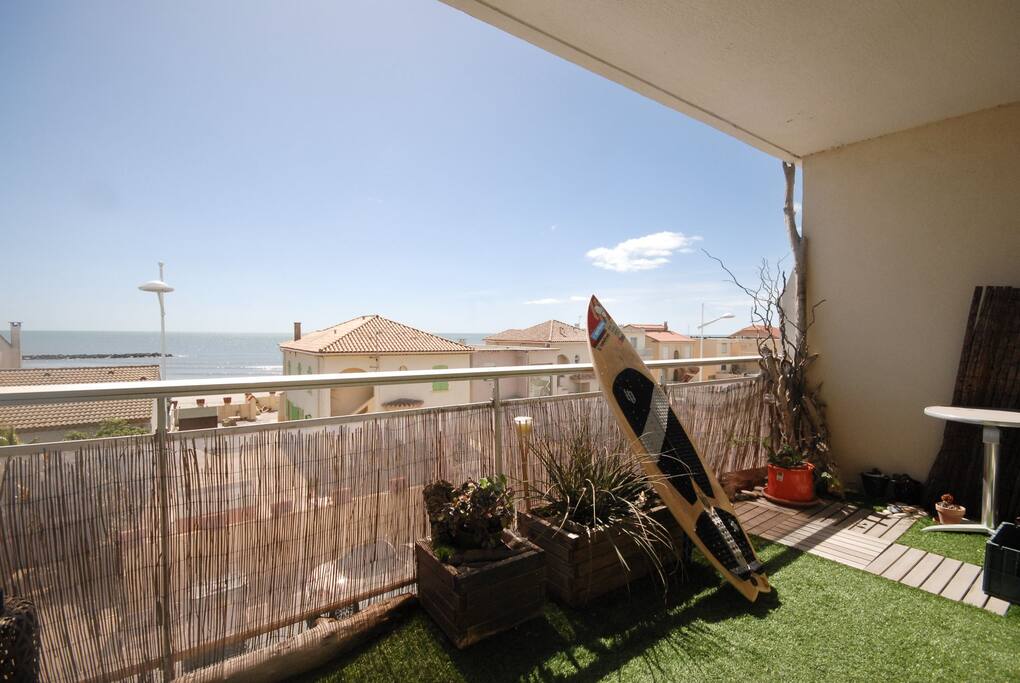 terrasse de 11m2 plein sud avec vue mer et plancha pour griller le poisson frais
