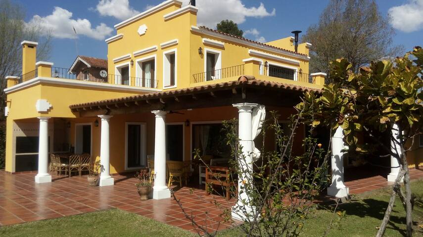 Casa estilo campo en country nautico