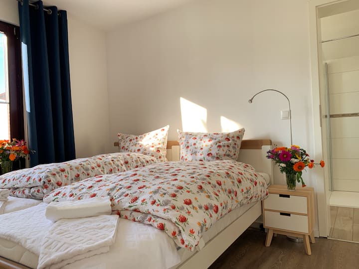 Chumba cha kulala 2 na vitanda viwili vya upana wa sentimita 90. Vitanda vinaweza kuwa