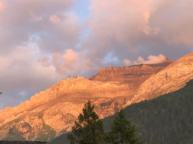 Glacier views,  Sleeps 6+ Sunny Chalet - Garden