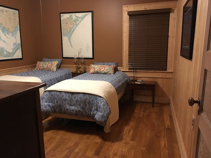 Chumba kinaweza kuwa vitanda pacha 2 au kitanda cha ukubwa wa mfalme.