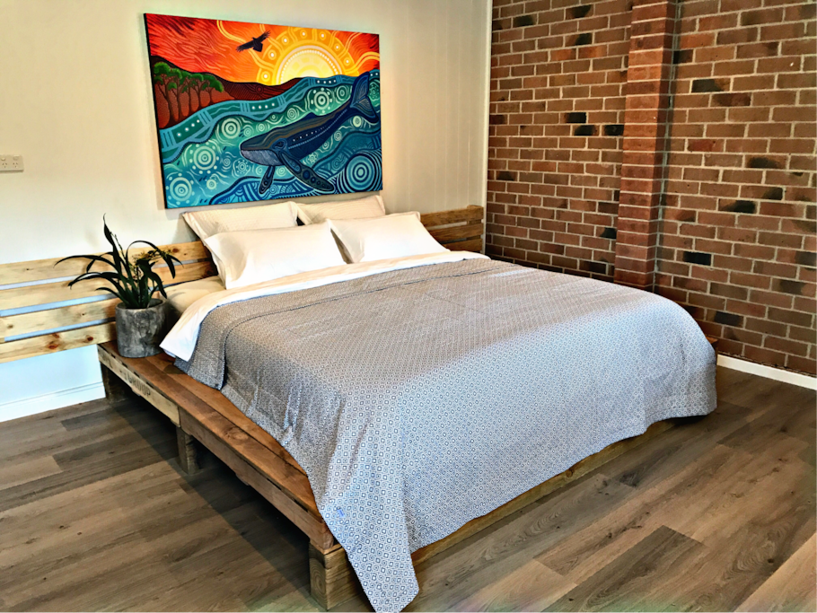 King size repurposed pallet bed