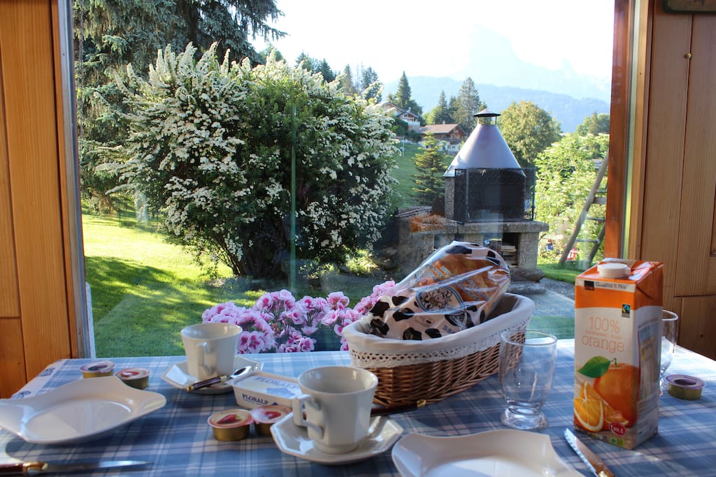 Petit déjeuner dans la véranda face au montagne