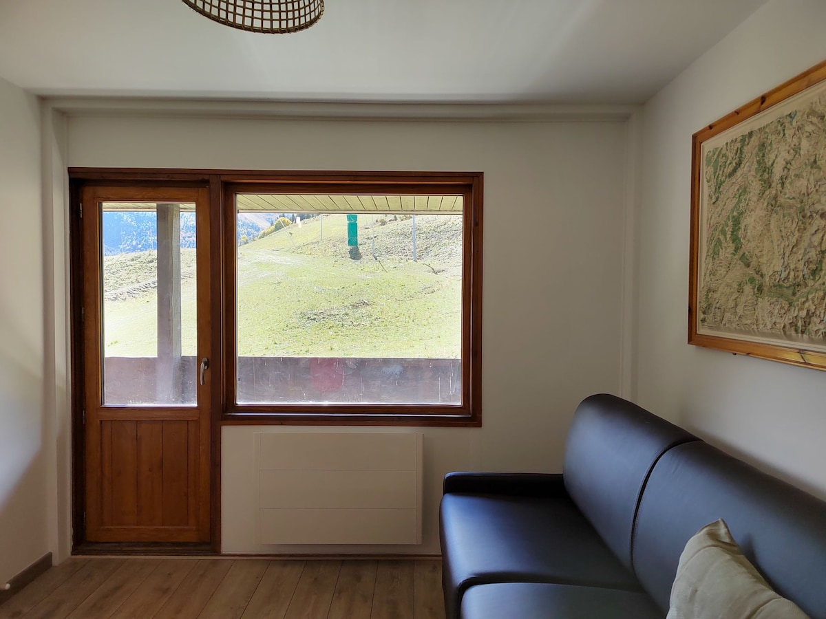 Obývačka a rozkladacia pohovka s výhľadom na hory 