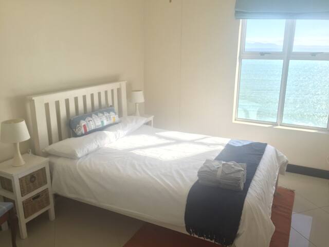 11th floor on the beach apartment!! gallery image 4