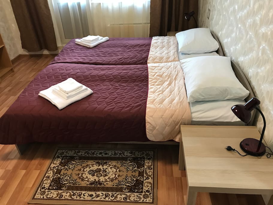 Две отдельные кровати можно расставить.