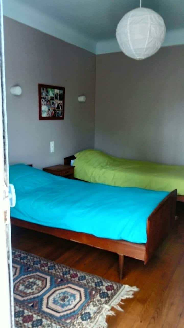 Chambre 2 Rez-de-chaussée donnant sur terrasse sud