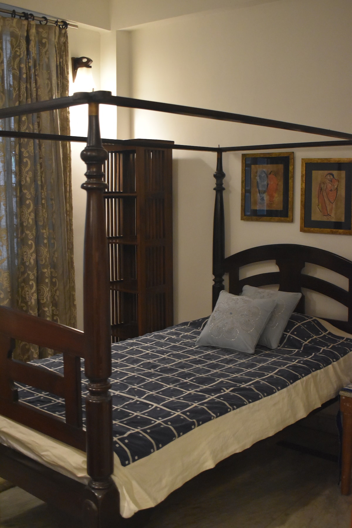 Slaapkamer nr. 4 ... Het bed is onlangs veranderd in een vintage eenpersoonsbed met vier posters. 