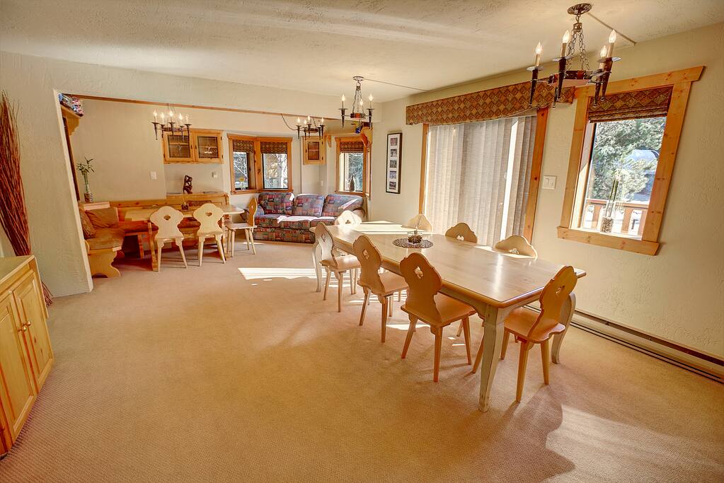 Large breakfast room.