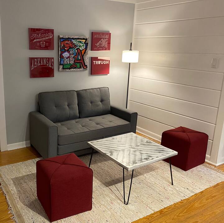 在起居室玩游戏或阅读。沙发也可折叠成一张双人床，可供额外睡觉。