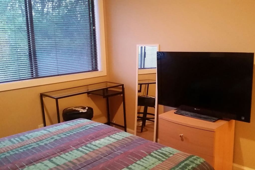 laptop desk, mirror, tv, and drawer chest