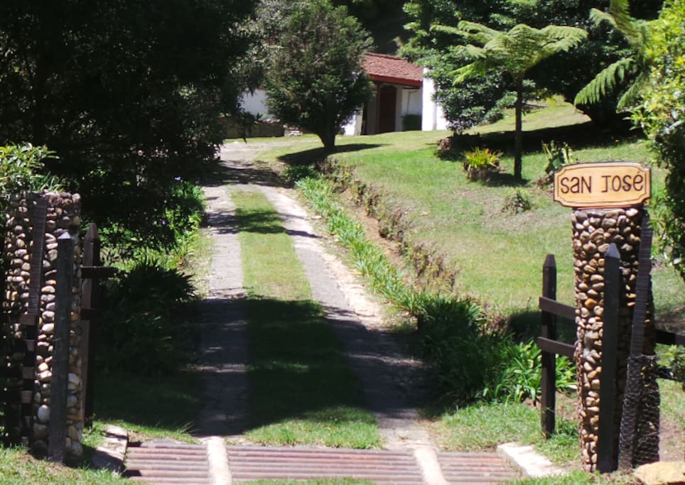 Portada y vía de accesoa la Casas