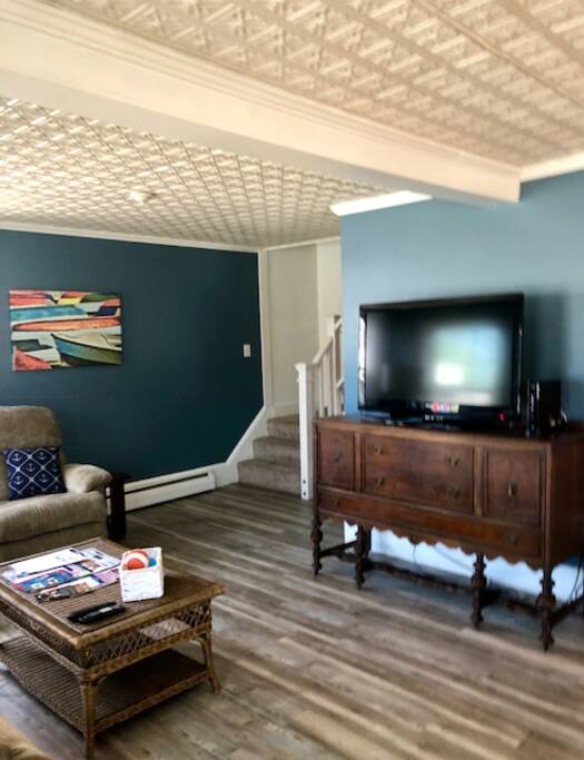 Front room, flat screen TV and internet.