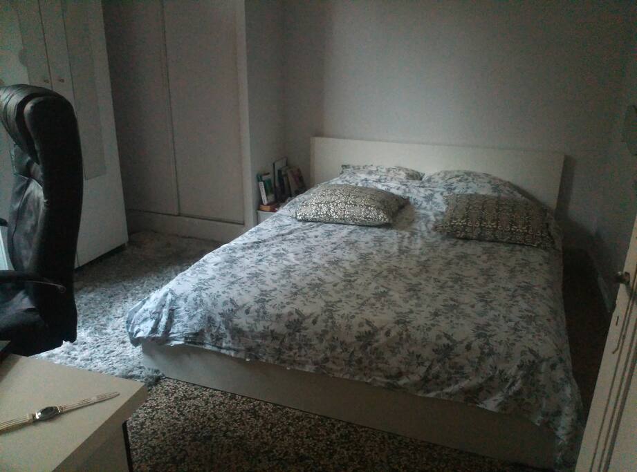 Bedroom with Simmons queen size (160x200) bed