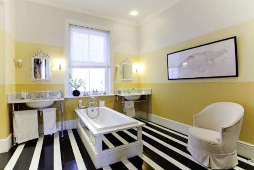 En suite bathroom to master bedroom (1)