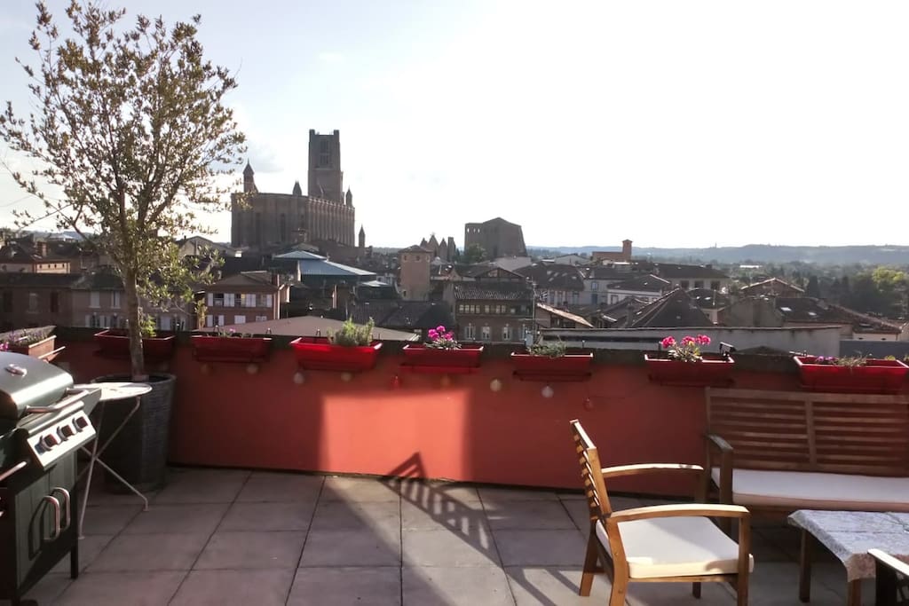 Terrasse plancha vue cathédrale et salon de jardin