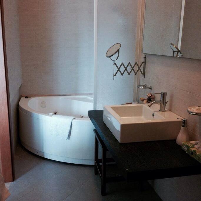 Bagno con vasca idromassaggio