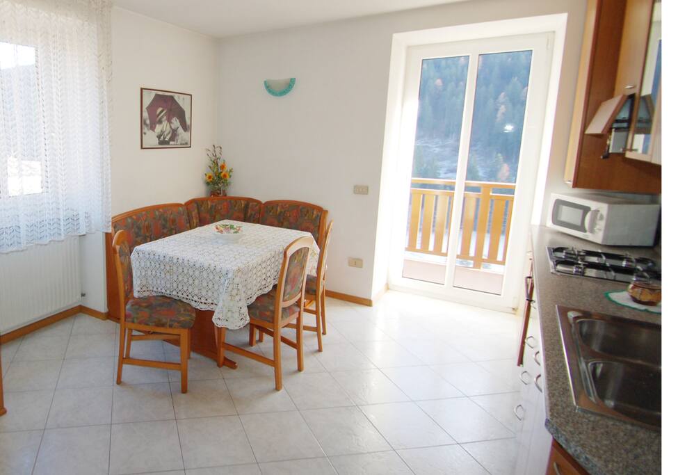 tavolo da 6 posti
e cucina