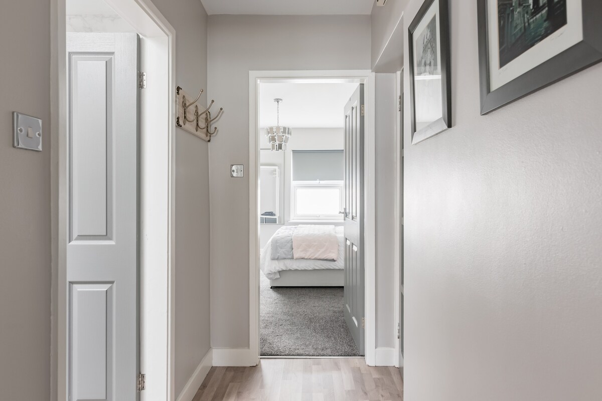 Top Airbnb: Stroll to Historic City Centre From Refurbished Flat in Clifton Without