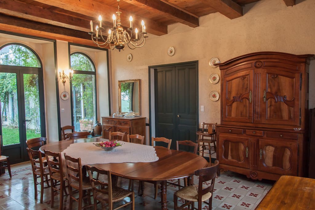 Salle à manger, ouvrant sur l'entrée et la terrasse (la table ici pour 12p, est souvent disposée en 20pl/4m20x1.30