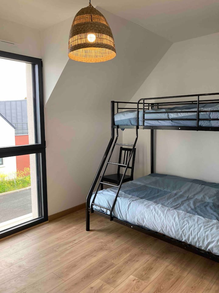 Bunk kitanda 3 vitanda: 140*190cm chini na 90*190cm juu