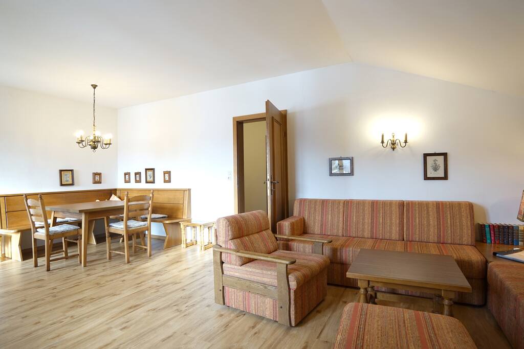 Wohnzimmer mit Zugang zu Südbalkon, großemEsstisch, Sofaecke