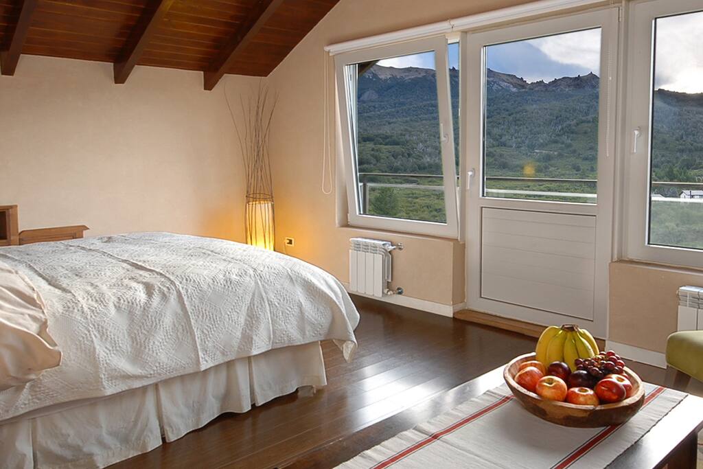 En la planta alta se encuentra el dormitorio principal con un somier matrimonial King, un balcón con vista a las pistas y un baño con bañera hidromasaje tamaño King.
On the second floor will be found the master bedroom (which contains a king sized bed), a balcony overlooking the ski lifts and bathroom with a king sized whirlpool bath.
No andar superior, está o quarto principal, com uma cama de casal com colchão somier King, uma sacada com vista para as pistas de esqui e banheiro com hidromassagem King.
