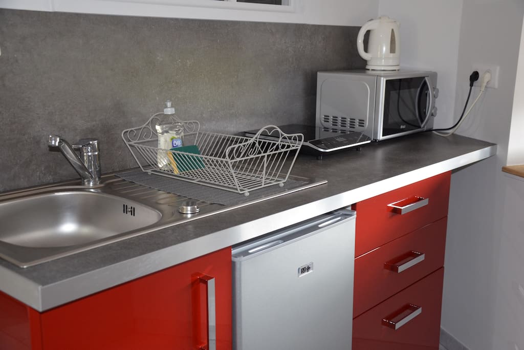 coin cuisine : plaque de cuisson, micro-ondes, bouilloire