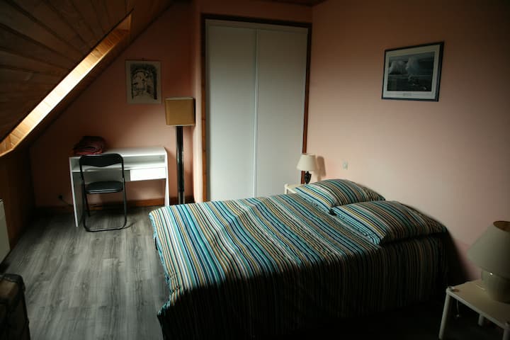 Ოთახი ზემოთ, 2 ადამიანისგან შემდგარი საწოლით. Ზემოთ მდებარე ყველა ოთახს აქვს კარადა.
ყურის ხედი