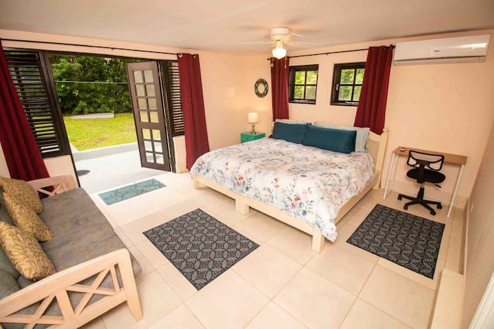 This totally separate lower level suite (access from outside) w/ full ensuite can accommodate 2 more guests.  If you’d like use of this there is an extra $25 USD per night levy.  Even if not 8 guests, if you’d like access the extra fee applies. 