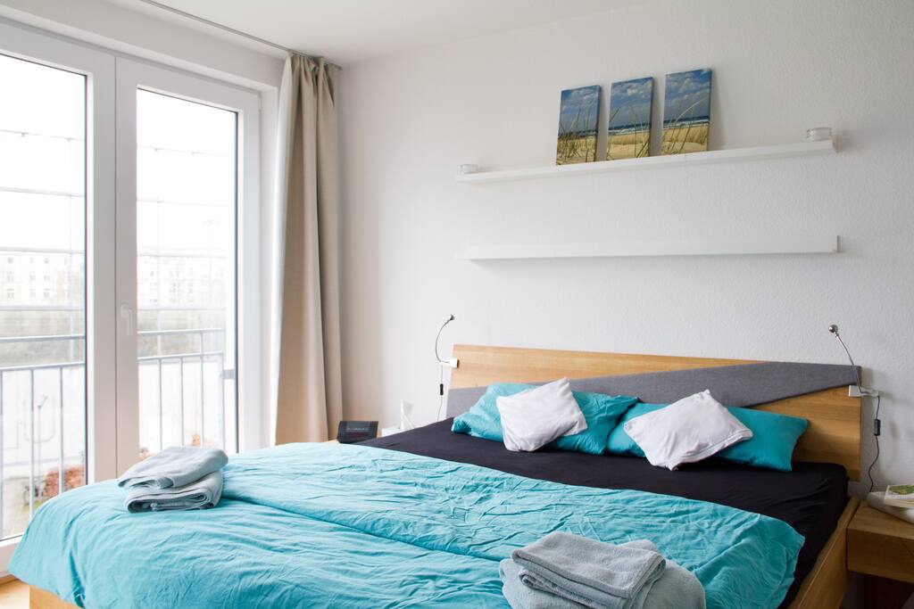 Großes Doppelbett mit Schlafsystem