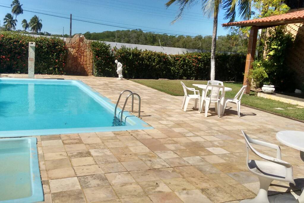 Área de lazer, com duas piscinas. Uma para adulto e uma pequena para crianças