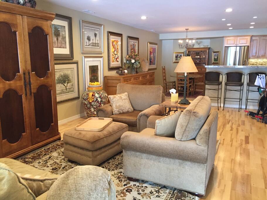 Living room with flatscreen/with all the bells and whistles