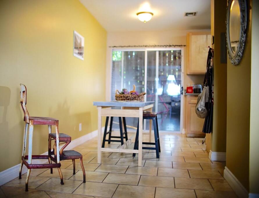 -large eating are
-full kitchen to the
right
-sliding door leads
to BBQ