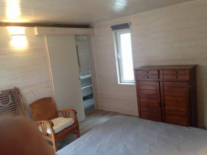 Posteľ veľkosti King - izba so žltou chatou