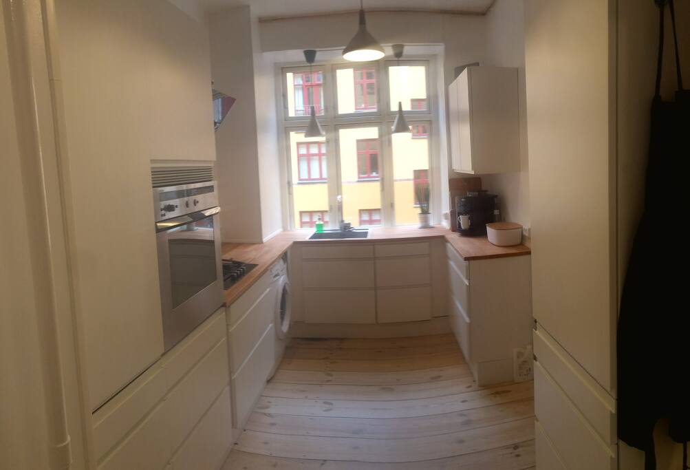Kitchen. Dishwasher to the right of the sink / Washing machine to the left.