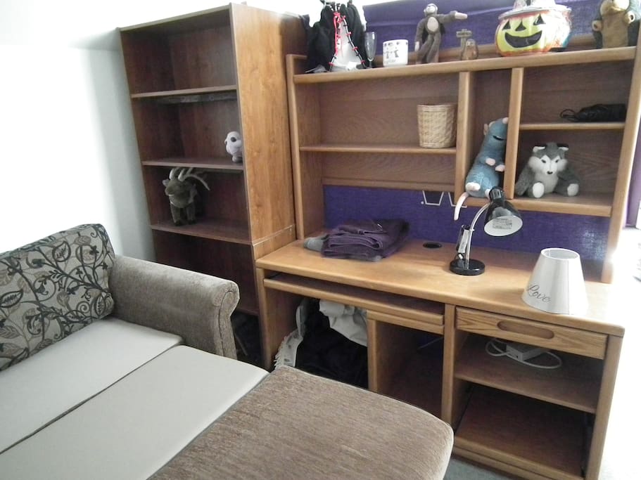 Plenty of desk space in guest Bedroom