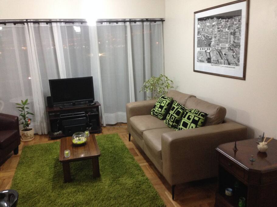 Living o sala de estar, con TV de 32" y cable con más de 600 canales.