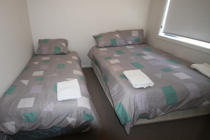 ห้องนอน 4 - 1 หลังเตียงคู่ 1 หลังและเตียงเดี่ยว 1 หลัง