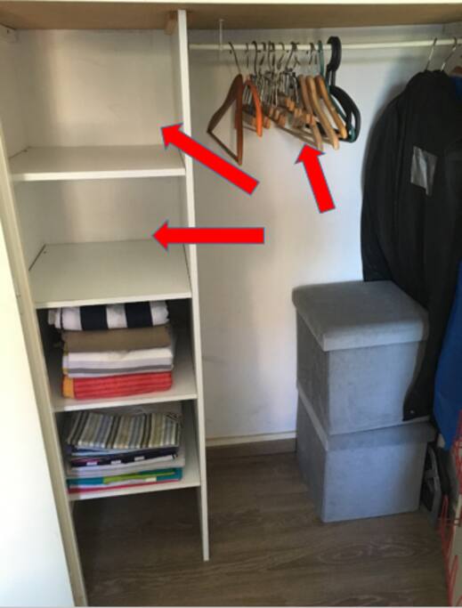 Espaces attribués aux voyageurs dans le placard de la chambre.