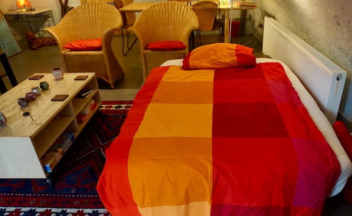 el sofá se convierte rápidamente en una cama cómoda