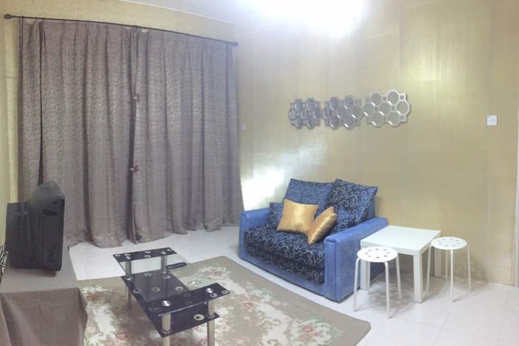 Ruang Tamu dengan Sliding Door (Mountain View). Tv beserta Asteo 28 saluran. Sofa boleh ditukar menjadi katil.