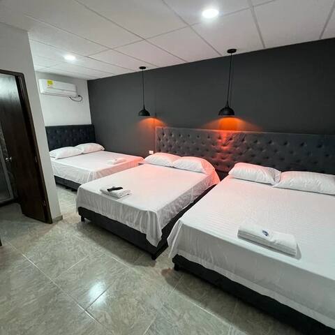 Habitación 6 personas 3 camas matrimoniales. 14