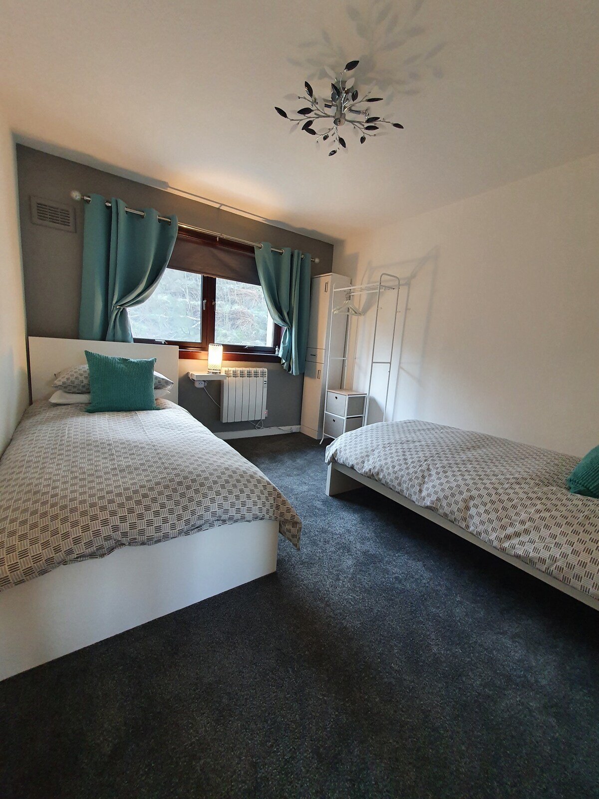 غرفة نوم تضم سريرين صغيرين