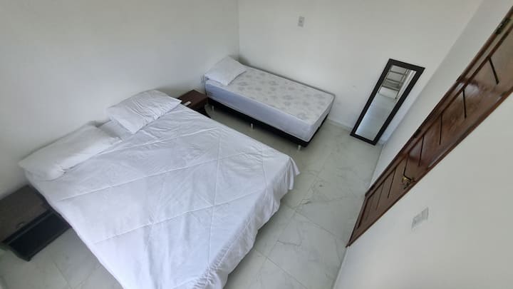 Dormitorio 1. Planta inferior: una cama doble y una cama individual (tipo caja).