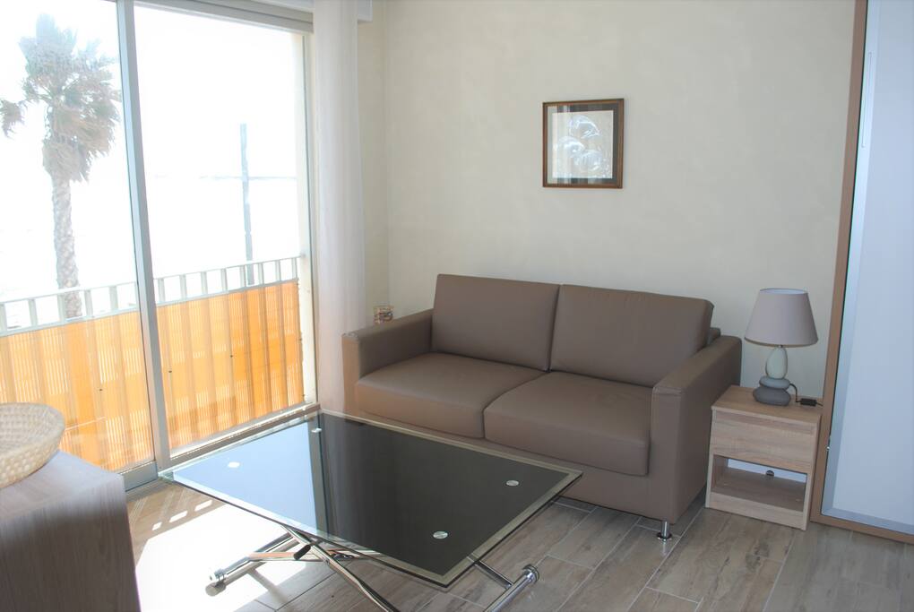 Le canapé fixe et la table relevable