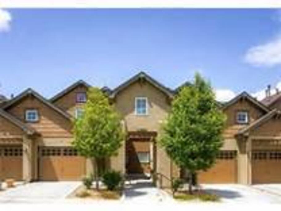 Beautifully furnished 2 bedroom condo! Immaculate condition, 2nd floor unit with vaulted ceiling. Quiet neighborhood. Excellent location!